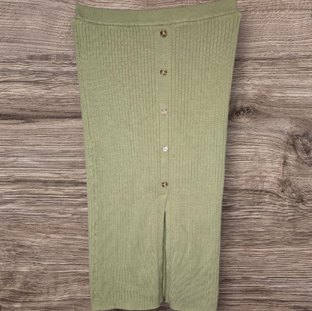 Chic Sage Green Ribbed Midi Skirt with Front Button Detail Size Large